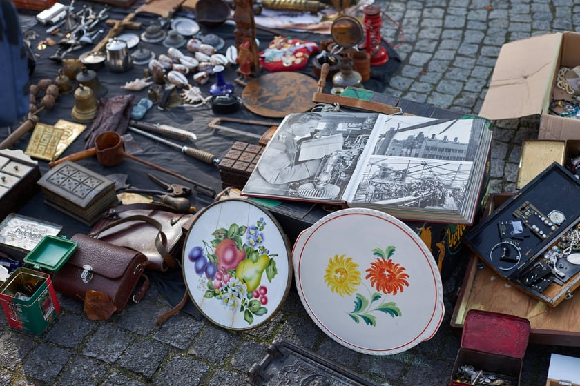 Plac Targowy Świebodzki, ul.&nbsp;Robotnicza 2.

Można tu kupić praktycznie wszystko: artykuły spożywcze, chemiczne, kosmetyczne, ubrania, obuwie, meble, sprzęt RTV i AGD, elementy wyposażenia mieszkań, starocie i r&oacute;żnego rodzaju szpargały.&nbsp;
czynny w każdą niedzielę - w godzinach 6-15.
