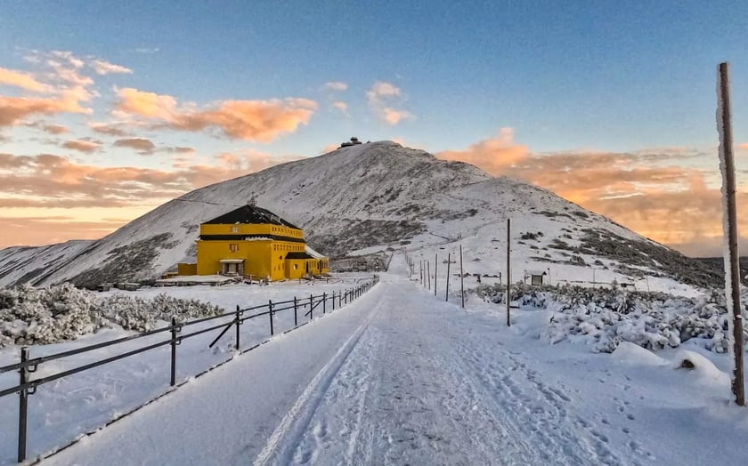 WOM Śnieżka (Wysokogórskie Obserwatorium Meteorologiczne). Przy pięknej pogodzie i dobrej widzialności ze Śnieżki można podziwiać widoki na odległość kilkudziesięciu kilometrów.