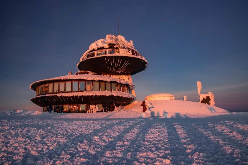 WOM Śnieżka (Wysokogórskie Obserwatorium Meteorologiczne). Przy pięknej pogodzie i dobrej widzialności ze Śnieżki można podziwiać widoki na odległość kilkudziesięciu kilometrów.