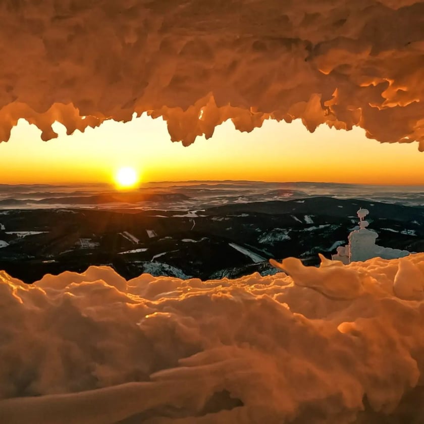 WOM Śnieżka (Wysokogórskie Obserwatorium Meteorologiczne). Przy pięknej pogodzie i dobrej widzialności ze Śnieżki można podziwiać widoki na odległość kilkudziesięciu kilometrów.