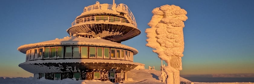 WOM Śnieżka (Wysokogórskie Obserwatorium Meteorologiczne). Przy pięknej pogodzie i dobrej widzialności ze Śnieżki można podziwiać widoki na odległość kilkudziesięciu kilometrów.