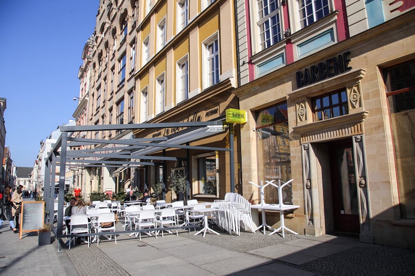 Na zdjęciu: pierwsze ogr&oacute;dki gastronomiczne otwierają się na wrocławskim Rynku