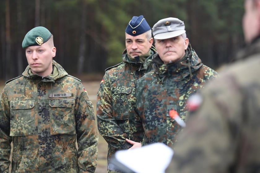 Na zdjęciu widać żołnierzy WOT oraz z Niemiec i Szwajcarii