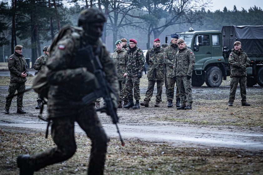Ile zarabiają terytorialsi (dzień ćwiczeń WOT w ramach 16-dniowego szkolenia) w 2023 roku w zależności od stopnia, m.in.:

szeregowy &ndash; 129,96 zł
kapral &ndash; 148,20 zł
plutonowy &ndash; 152,76 zł
sierżant &ndash; 157,32 zł
chorąży &ndash; 168,72 zł
porucznik &ndash; 193,80 zł
kapitan &ndash; 205,20 zł
major - 232,56 zł

Od marca br. zaplanowane są podwyżki, ale na razie nie ma jeszcze szczeg&oacute;łowych wyliczeń.&nbsp;