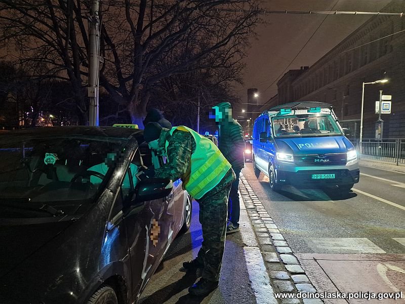 Funkcjonariusze podczas akcji kontroli wrocławskich taks&oacute;wkarzy&nbsp;&nbsp;
