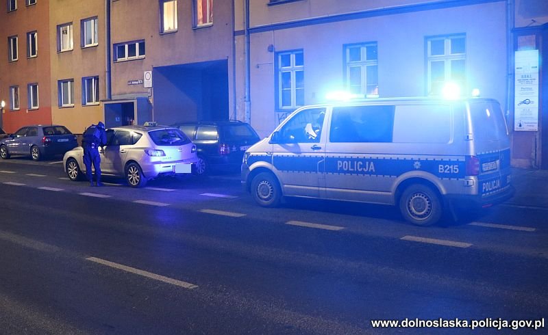 Funkcjonariusze podczas akcji kontroli wrocławskich taks&oacute;wkarzy&nbsp;