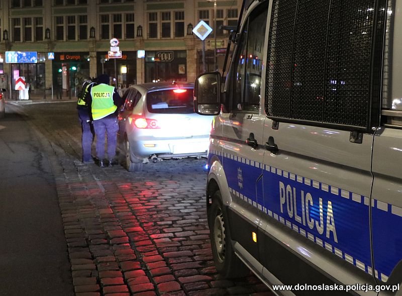Funkcjonariusze podczas akcji kontroli wrocławskich taks&oacute;wkarzy&nbsp;