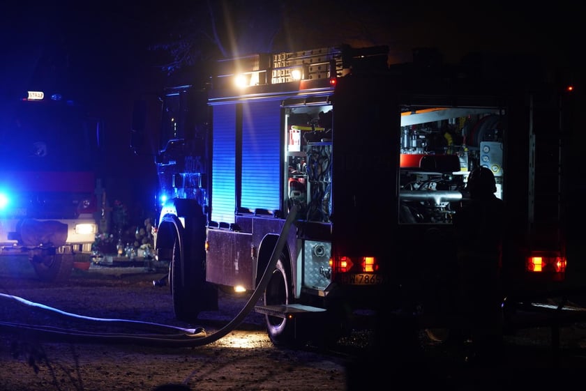 Akcja gaśnicza straży pożarnej w Kiełczowie. Duży pożar na składowisku akumulatorów i baterii