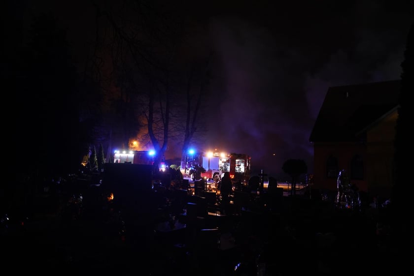 Akcja gaśnicza straży pożarnej w Kiełczowie. Duży pożar na składowisku akumulatorów i baterii