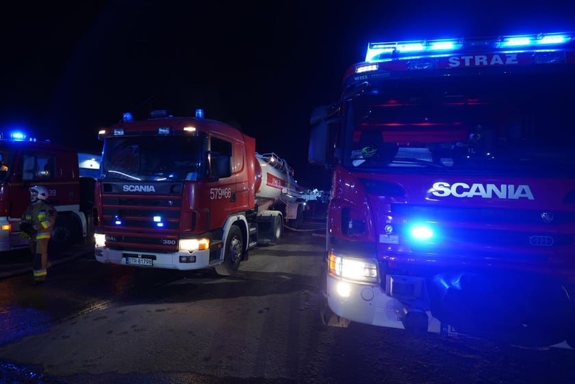 Akcja gaśnicza straży pożarnej w Kiełczowie. Duży pożar na składowisku akumulatorów i baterii