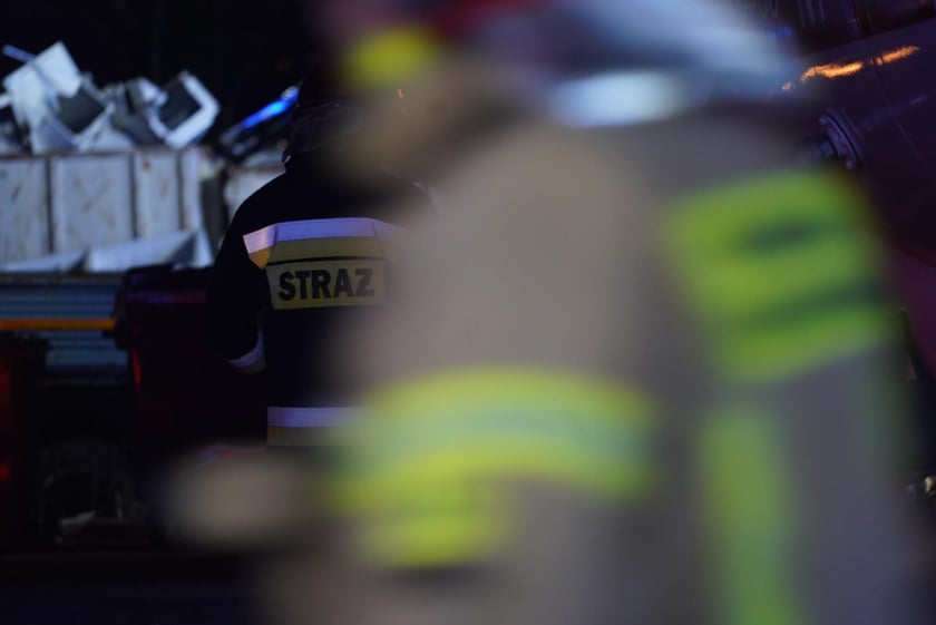 Akcja gaśnicza straży pożarnej w Kiełczowie. Duży pożar na składowisku akumulatorów i baterii