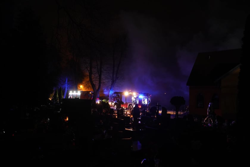 Akcja gaśnicza straży pożarnej w Kiełczowie. Duży pożar na składowisku akumulatorów i baterii
