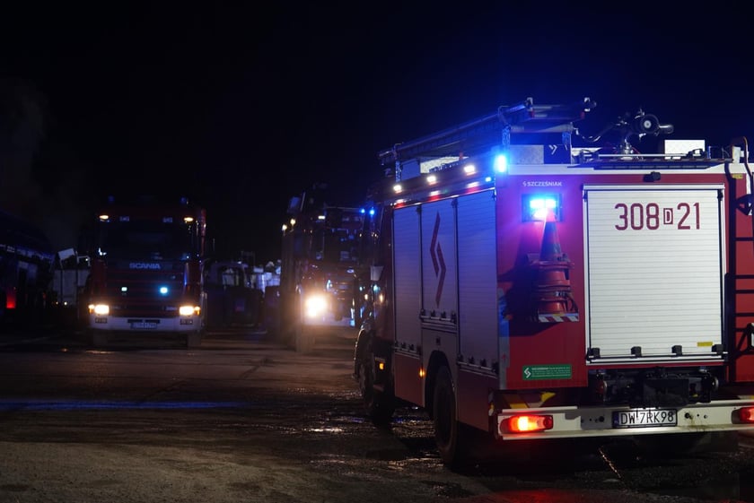 Akcja gaśnicza straży pożarnej w Kiełczowie. Duży pożar na składowisku akumulatorów i baterii