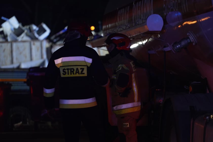 Akcja gaśnicza straży pożarnej w Kiełczowie. Duży pożar na składowisku akumulatorów i baterii