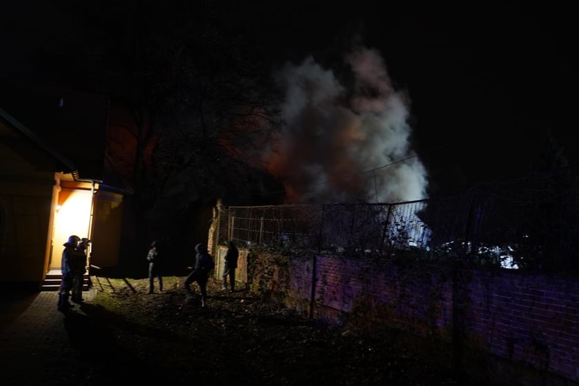 Akcja gaśnicza straży pożarnej w Kiełczowie. Duży pożar na składowisku akumulatorów i baterii