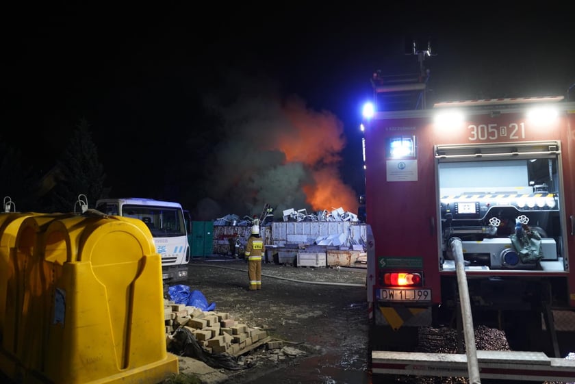 Akcja gaśnicza straży pożarnej w Kiełczowie. Duży pożar na składowisku akumulatorów i baterii