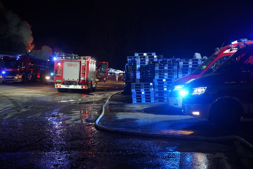Akcja gaśnicza straży pożarnej w Kiełczowie. Duży pożar na składowisku akumulatorów i baterii