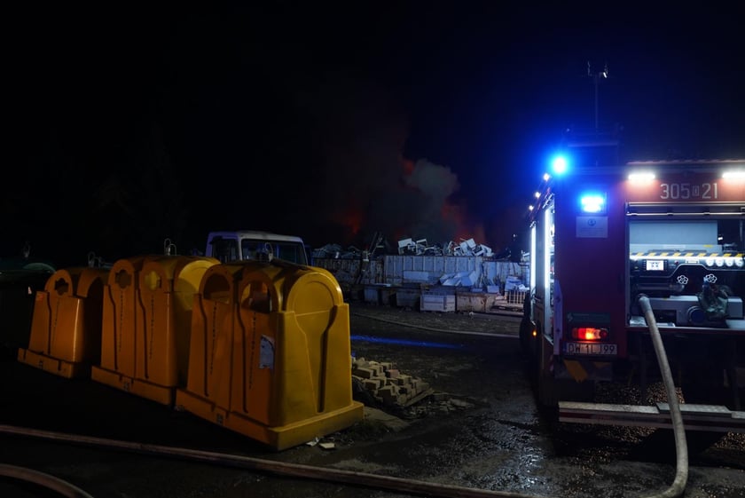 Akcja gaśnicza straży pożarnej w Kiełczowie. Duży pożar na składowisku akumulatorów i baterii