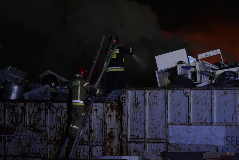 Akcja gaśnicza straży pożarnej w Kiełczowie. Duży pożar na składowisku akumulatorów i baterii