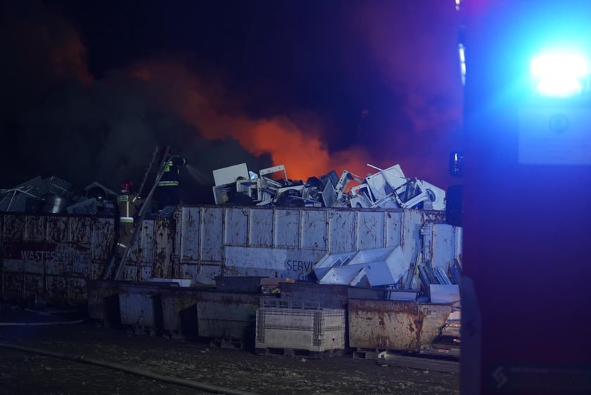 Akcja gaśnicza straży pożarnej w Kiełczowie. Duży pożar na składowisku akumulatorów i baterii