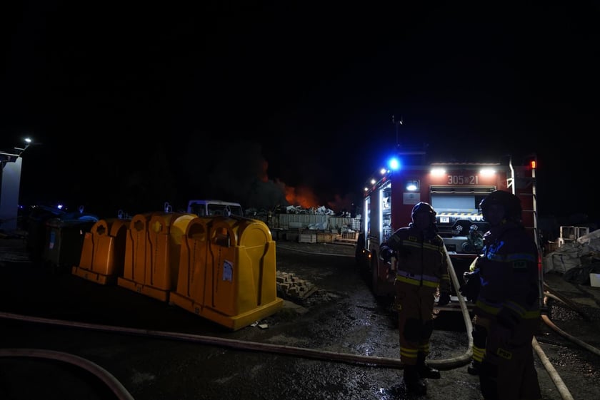 Akcja gaśnicza straży pożarnej w Kiełczowie. Duży pożar na składowisku akumulatorów i baterii