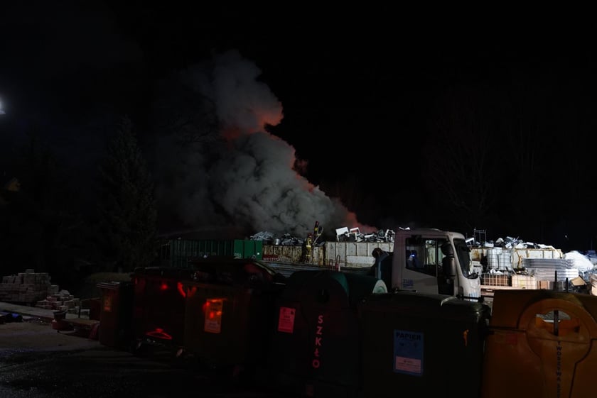 Akcja gaśnicza straży pożarnej w Kiełczowie. Duży pożar na składowisku akumulatorów i baterii