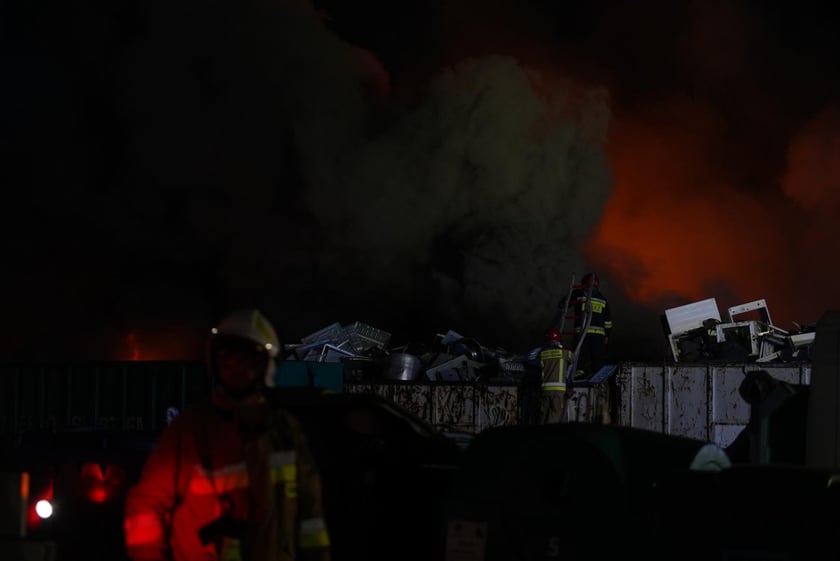 Akcja gaśnicza straży pożarnej w Kiełczowie. Duży pożar na składowisku akumulatorów i baterii