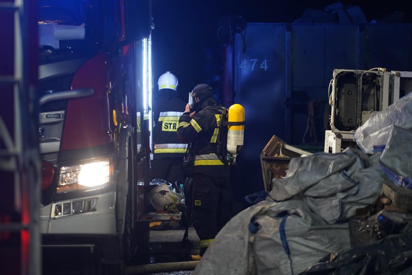 Akcja gaśnicza straży pożarnej w Kiełczowie. Duży pożar na składowisku akumulatorów i baterii