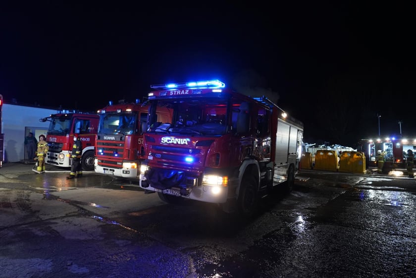 Akcja gaśnicza straży pożarnej w Kiełczowie. Duży pożar na składowisku akumulatorów i baterii
