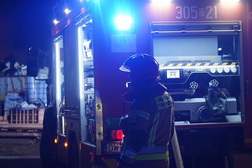 Akcja gaśnicza straży pożarnej w Kiełczowie. Duży pożar na składowisku akumulatorów i baterii