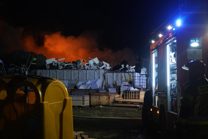 Akcja gaśnicza straży pożarnej w Kiełczowie. Duży pożar na składowisku akumulatorów i baterii