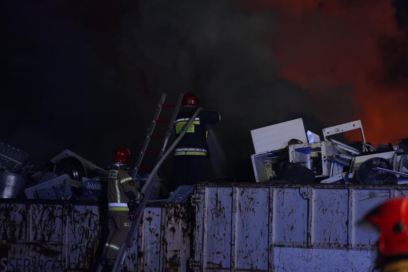 Akcja gaśnicza straży pożarnej w Kiełczowie. Duży pożar na składowisku akumulatorów i baterii