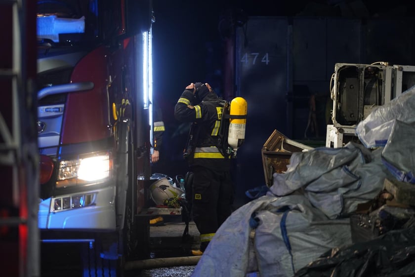 Akcja gaśnicza straży pożarnej w Kiełczowie. Duży pożar na składowisku akumulatorów i baterii