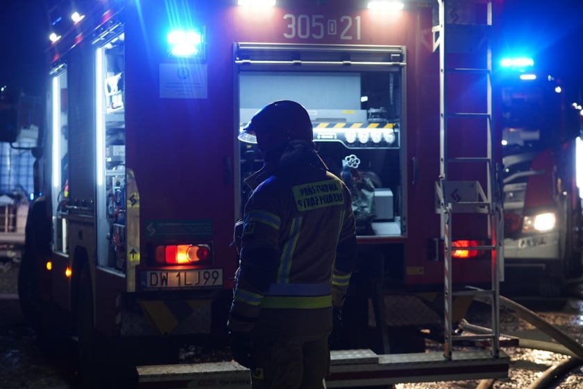 Akcja gaśnicza straży pożarnej w Kiełczowie. Duży pożar na składowisku akumulatorów i baterii