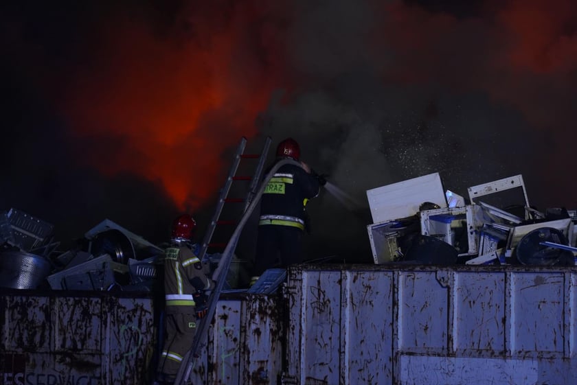 Akcja gaśnicza straży pożarnej w Kiełczowie. Duży pożar na składowisku akumulatorów i baterii