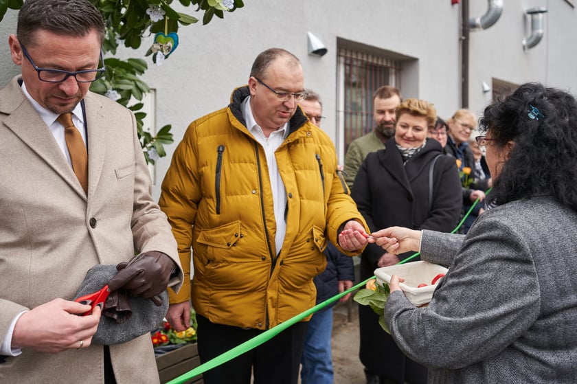 Przygotowania do uroczystego przecięcia wstęgi 