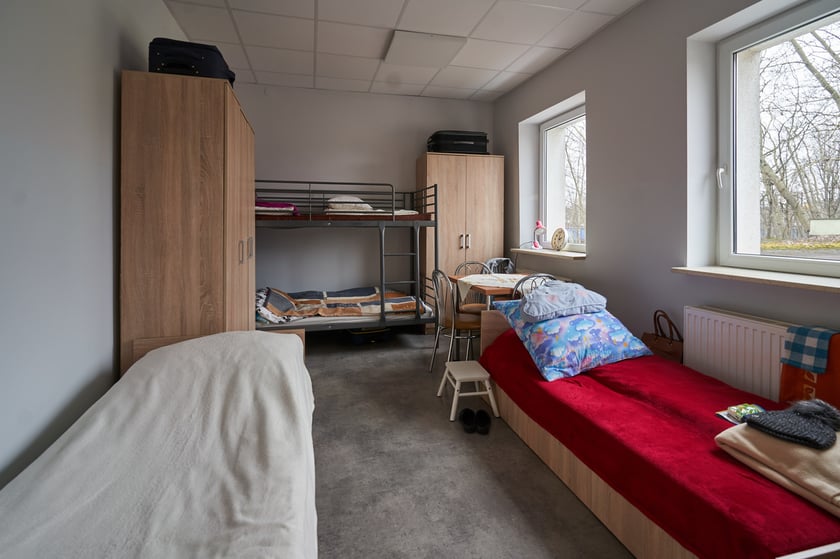 Jeden z pokoj&oacute;w mieszkanek schroniska