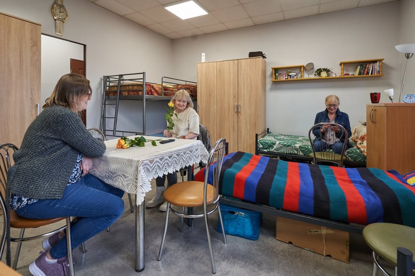 Jeden z pokoj&oacute;w mieszkanek schroniska