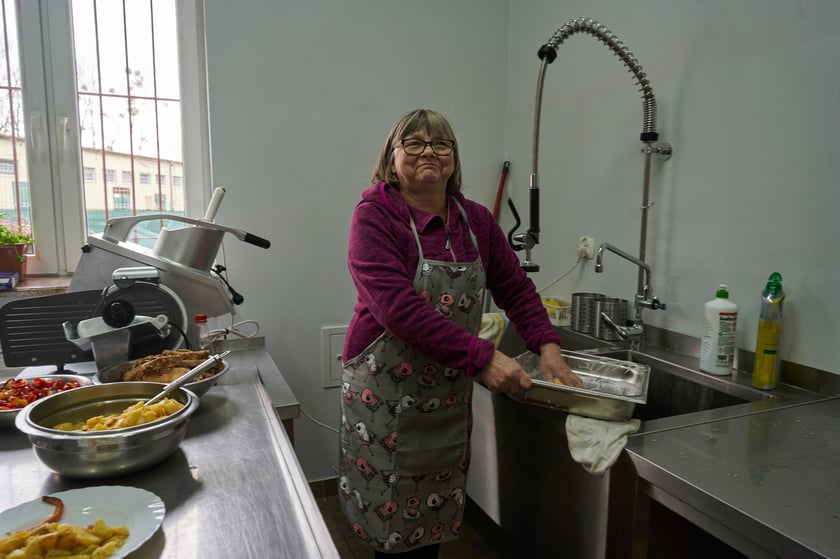 Obszerna kuchnia umożliwia wsp&oacute;lne przygotowywanie posiłk&oacute;w