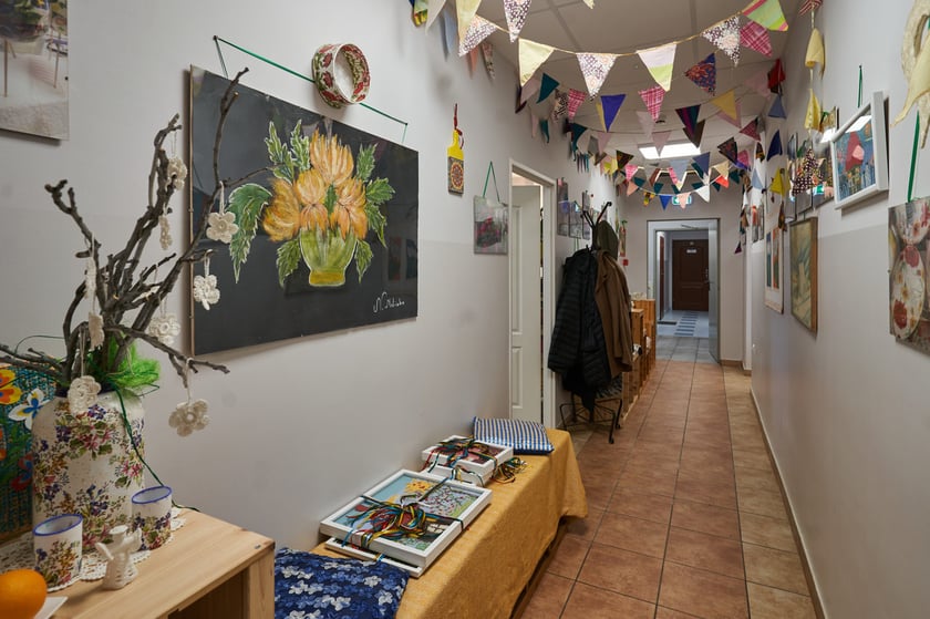 Korytarz schroniska ozdobiony pracami mieszkanek