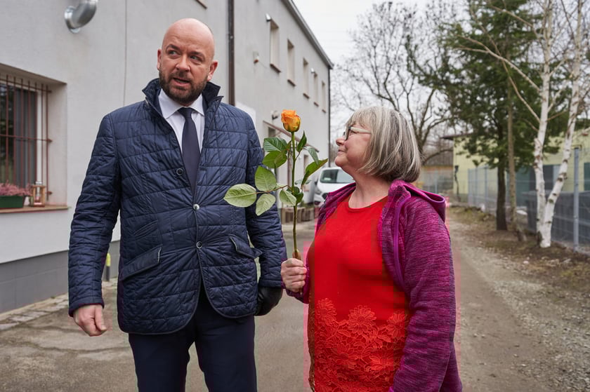 Uroczystość otwarcia nowej siedziby schroniska zbiegło się z Dniem Kobiet. Mieszkanki domu dostały z tej okazji kwiaty&nbsp;