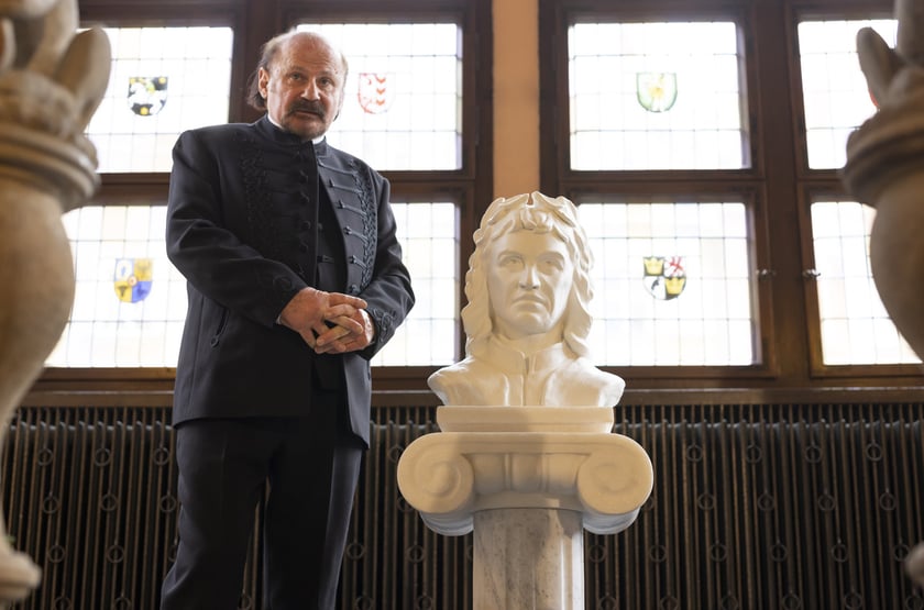 Rzeźbiarz Tibor Turi Torok, tw&oacute;rca popiersia kr&oacute;la&nbsp;Macieja Korwina