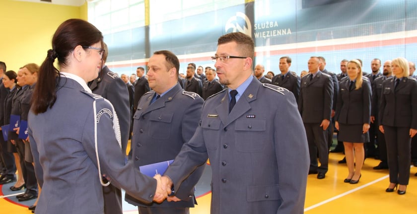 Zostań strażnikiem w więzieniu lub areszcie! Szukają pracowników i kuszą zarobkami. Czekają wolne etaty