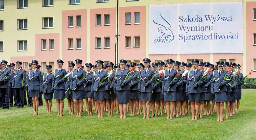 Zostań strażnikiem w więzieniu lub areszcie! Szukają pracowników i kuszą zarobkami. Czekają wolne etaty