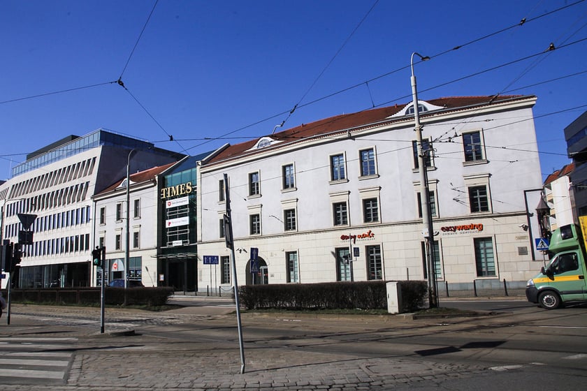 Wystawiony na sprzedaż Times - zabytkowy budynek dawnego szpitala, w kt&oacute;rym znajdują się obecnie przestrzenie biurowo-usługowe
