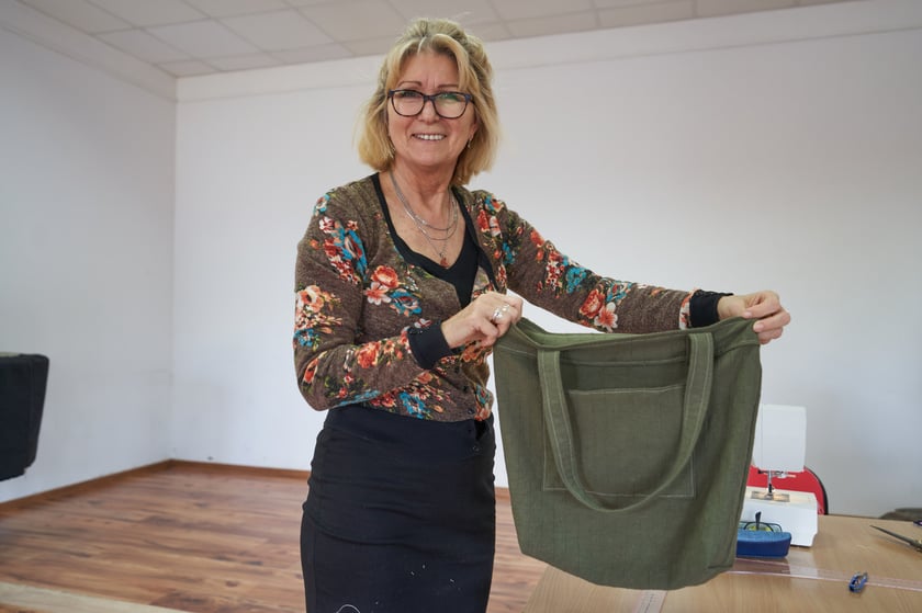 Uczestniczka warsztat&oacute;w z ekokrawiectwa prezentuje efekt swojej pracy, torbę na zakupy