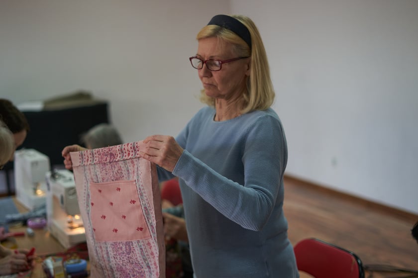 Uczestniczka warsztat&oacute;w z&nbsp;ekokrawiectwa; nowa torba prawie już gotowa&nbsp;