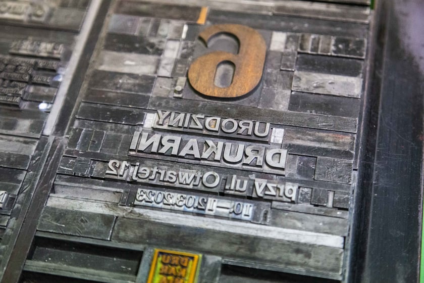 Matryca drukarska z gotowym wzorem na sz&oacute;ste urodziny Drukarni Otwartej z Nadodrza