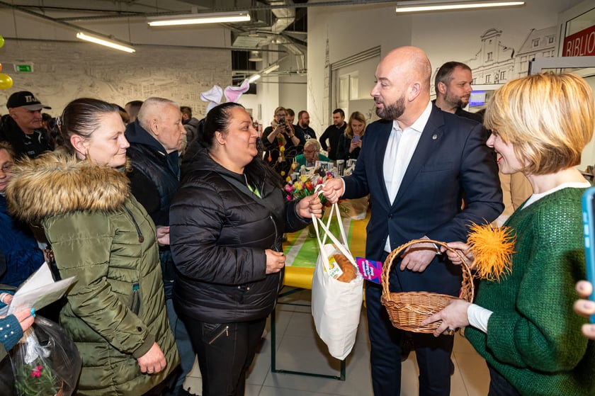 Rozdawanie Wielkanocnych Paczek Dobrych Relacji w MOPS przy ul. Namysłowskiej