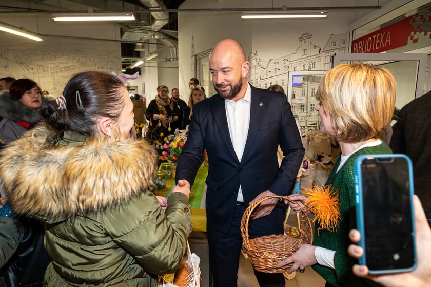 Rozdawanie Wielkanocnych Paczek Dobrych Relacji w MOPS przy ul. Namysłowskiej